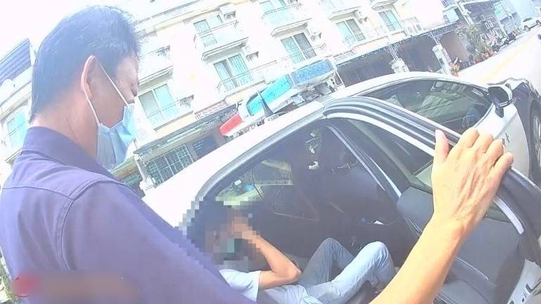 一名年輕男子在提領錢時神情緊張，且不斷使用手機操作。該男子一次性提領了大量現金，引起了警員的懷疑。警員遂上前進行身份盤查。（圖/記者江雁武翻攝）