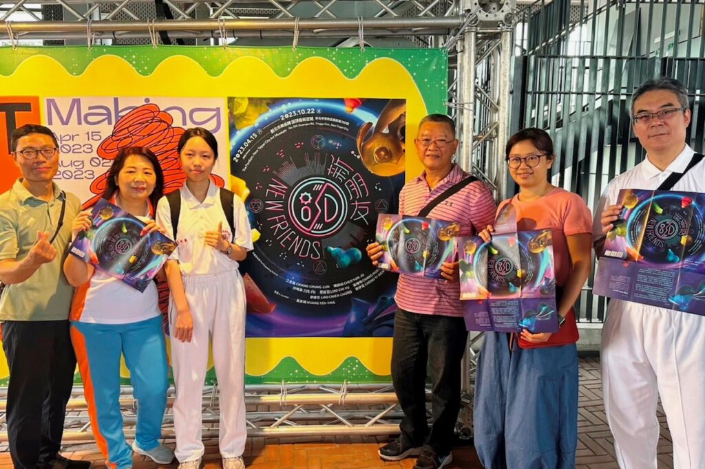 ▲志工與神氣家族的師兄姊在新北市美術館,和遊客們搭起心與心交流的橋樑。(記者李欣翻攝)