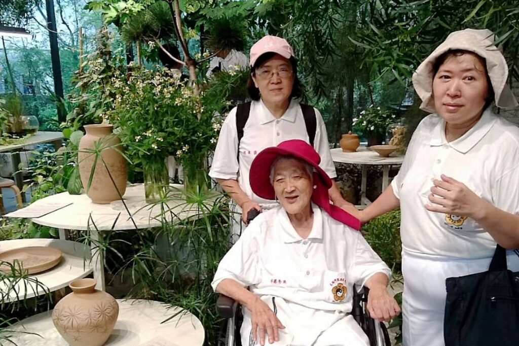 ▲97歲的楊女士(中)在神氣家族中學會關心別人,還會為其他病友加油!(記者李欣翻攝)