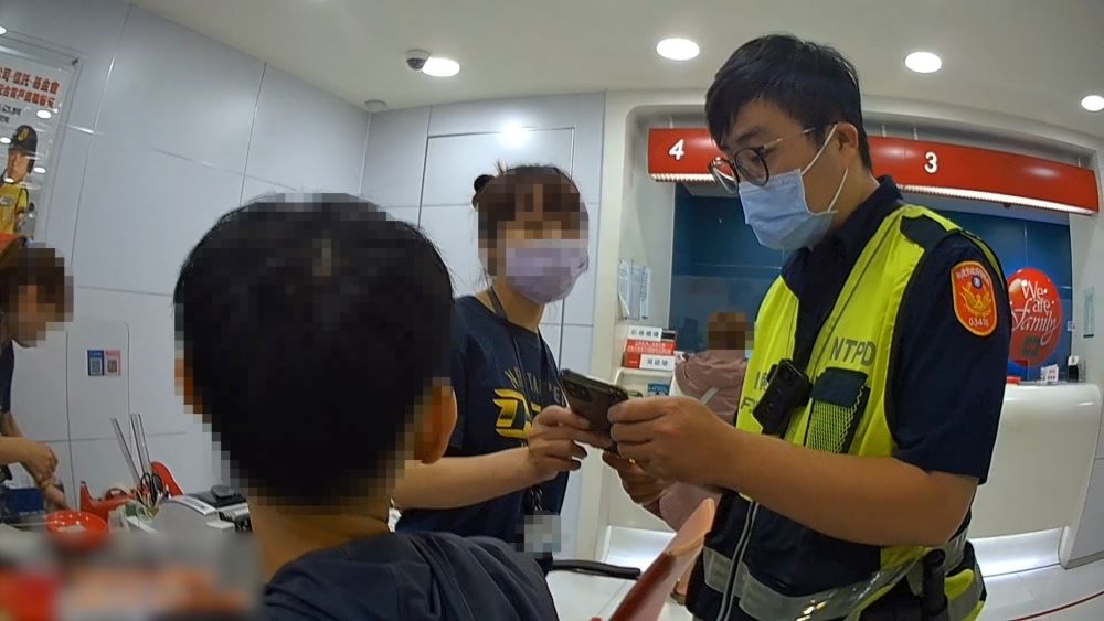正妹「老師」誘騙股票獲利 三重警急阻匯款