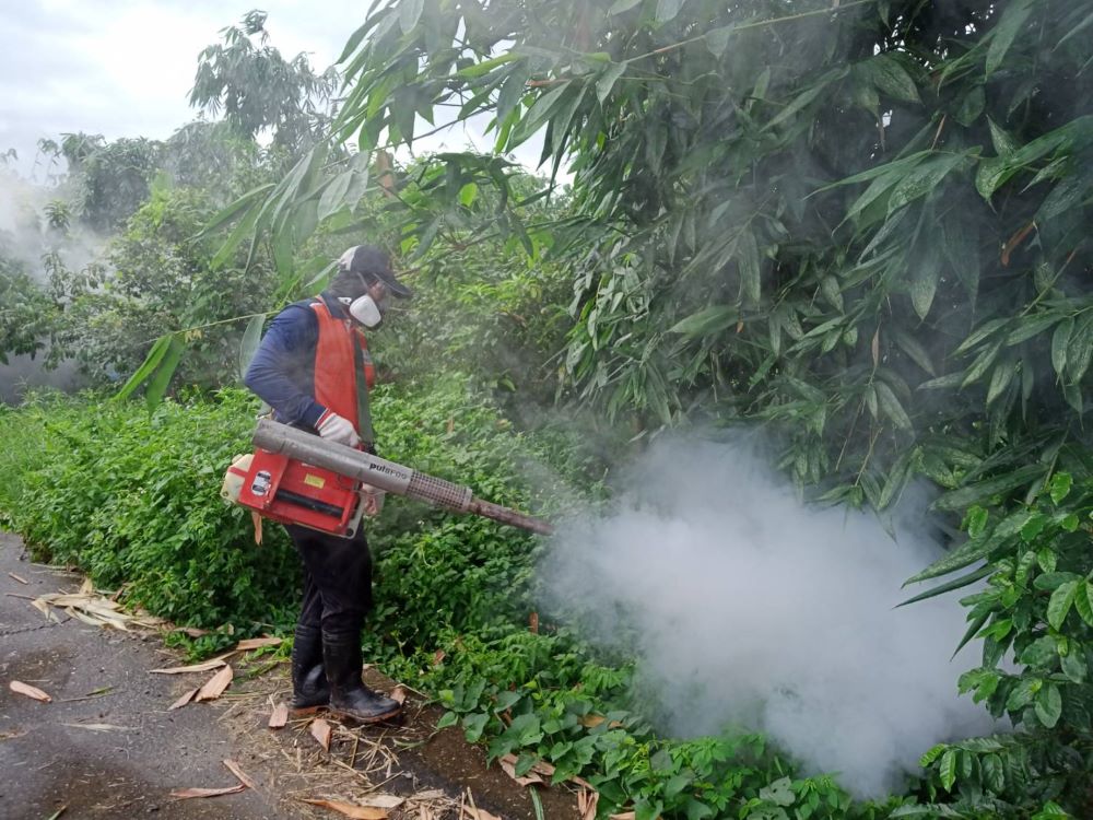 《圖說》新北專業防治人員協助雲林縣執行噴藥消毒作業二。〈環保局提供〉