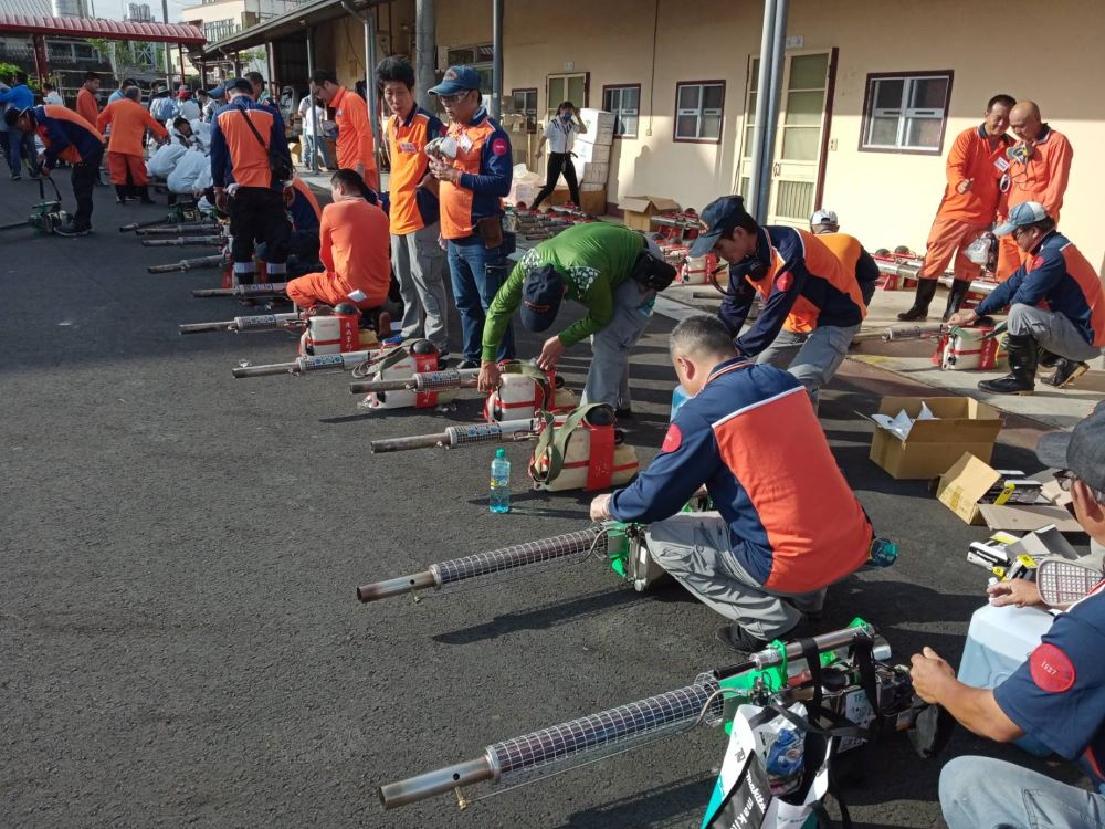 《圖說》新北環保局7日起派出21名專業防治人員前往雲林縣古坑鄉,支援熱區化學噴藥防治作業。〈環保局提供〉