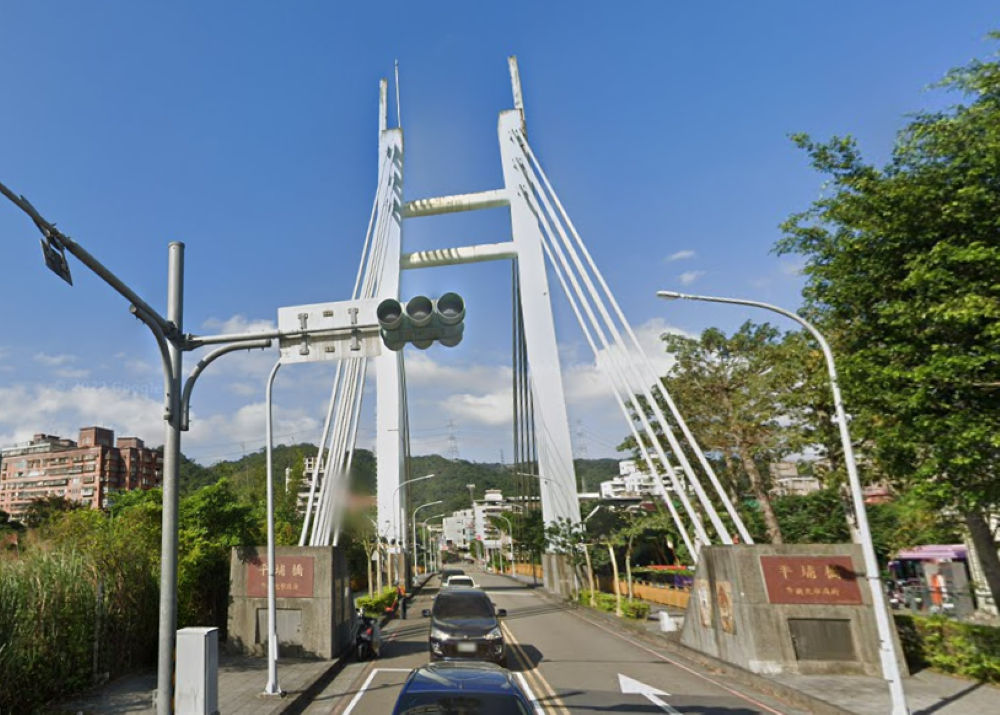 《圖說》新北市養工處將於8月9日至11日進行深坑區平埔橋鋼纜微振動檢測,以確保橋梁結構安全。往深坑老街方向。〈工務局提供〉