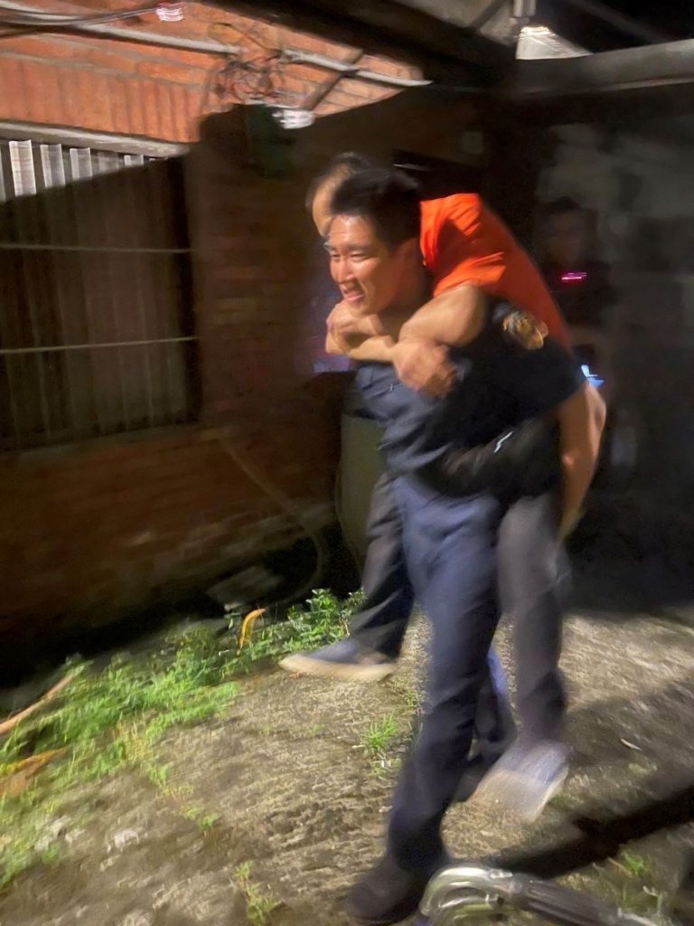 《圖說》板橋分局後埔派出所警員輪流背老先生下山，以行動展現的溫情。〈板橋分局提供〉