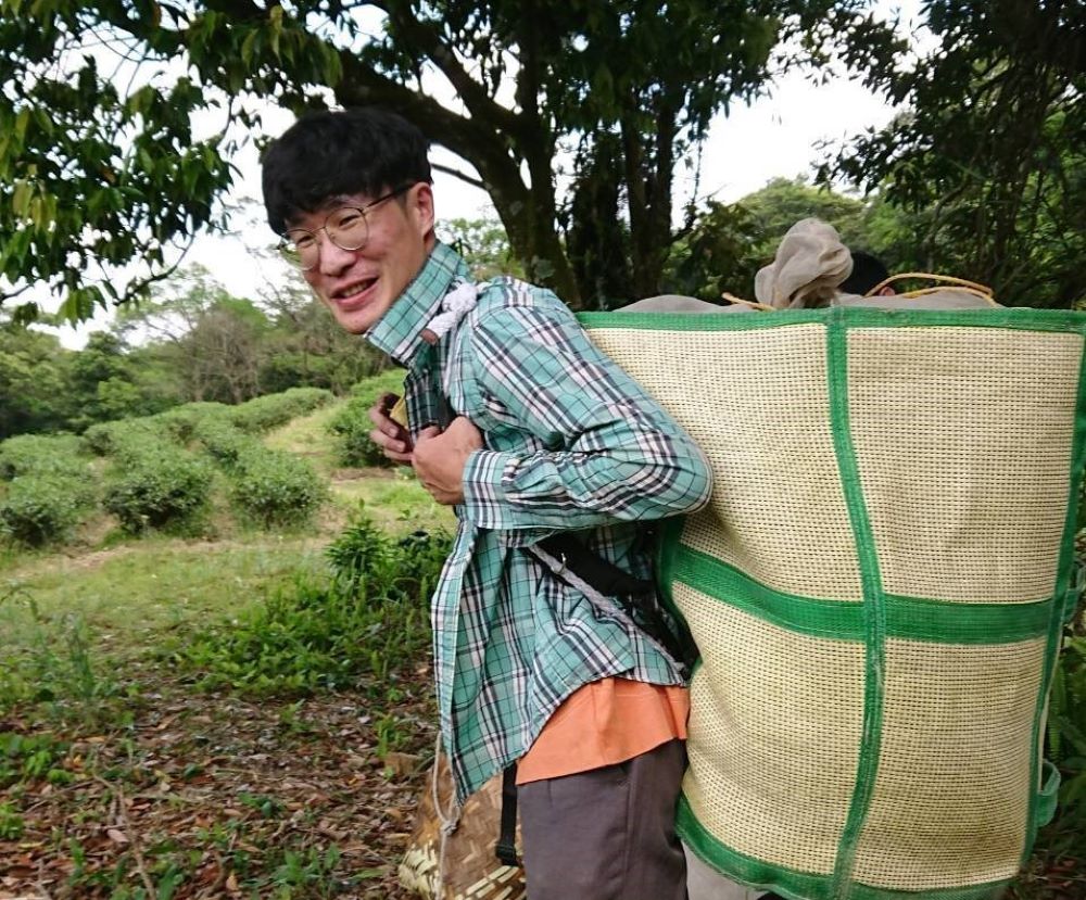 《圖說》此次獲獎最年輕為79年次青農張智翔,為石碇張家茶莊第三代,茶莊今年獲得頭等獎、金質獎及銀質獎。〈農業局提供〉