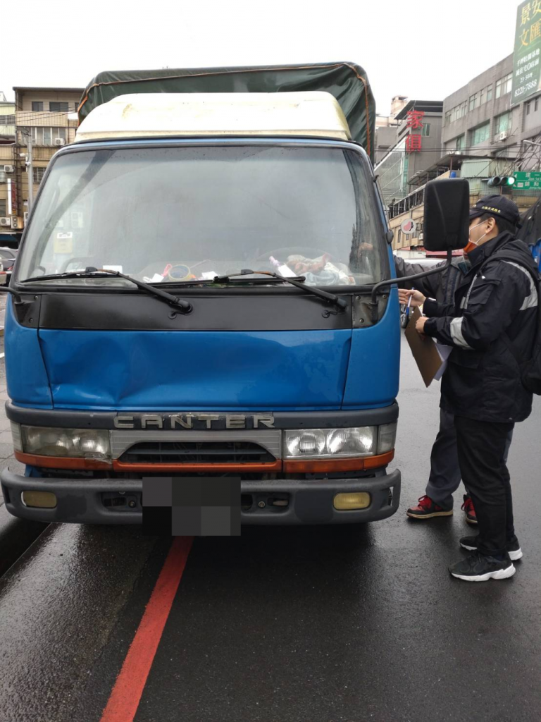 《圖說》基於公益考量,普通白牌貨車及未具備職業駕照的駕駛並不能從事汽車運輸業,如違規經查證屬實將重罰。〈臺北區監理所提供〉