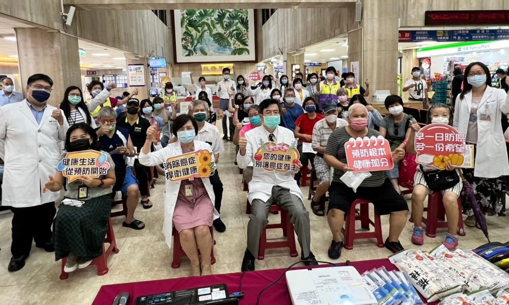 《圖說》臺北醫院舉辦父親節活動推廣五癌篩檢,前排中為鄭舜平院長。〈臺北醫院提供〉