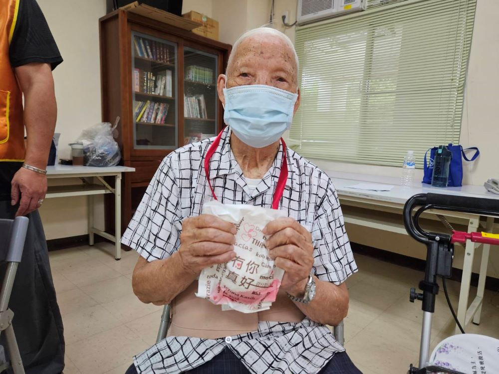 《圖說》雙福基金會致贈長輩「有你真好」饅頭。〈板橋榮家提供〉