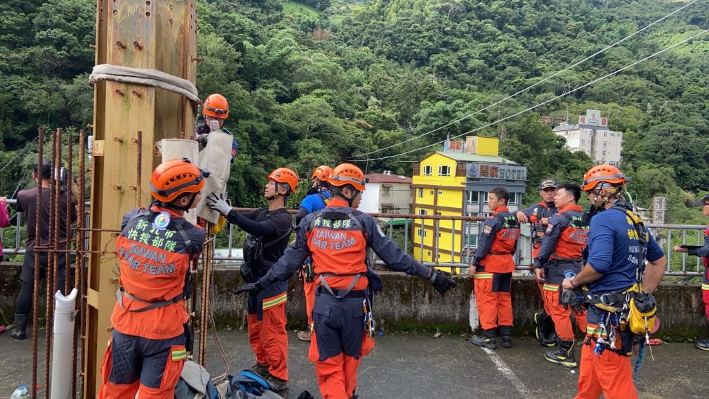 《圖說》新北市快搜部隊迅速啟動，以實際行動展現對受災民眾的關懷與支援。〈消防局提供〉