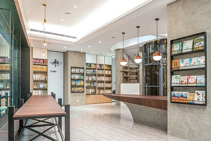 書店1樓入口處以碼頭與船型意象作為多功能展示台,象徵瑞成扮演一個擺渡人的角色,予人勇氣出發去找回自己。 圖:瑞成書店/提供