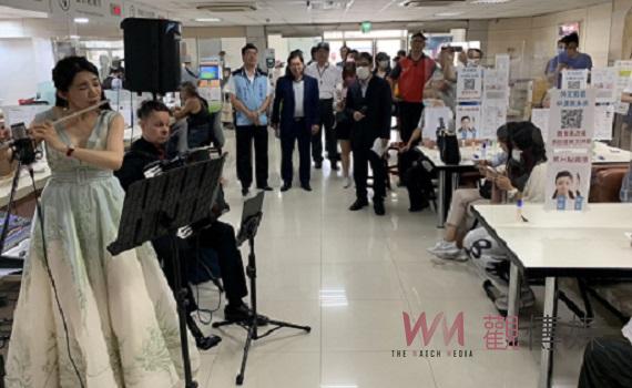 父親節快閃演奏　辦護照、郵務享國際級的音樂饗宴