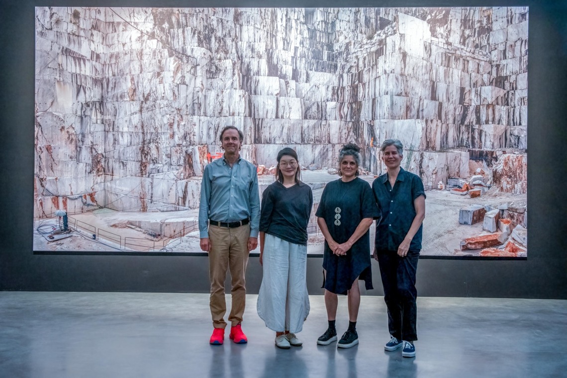 漾新聞|高美館特展《人類世》加籍策展人與藝術家抵台佈展〈卡拉拉大理石採石場〉AR作品搶先曝光