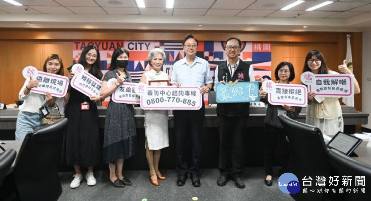張市長表揚毒防中心曾玉嬌志工長期投入毒品防制工作。