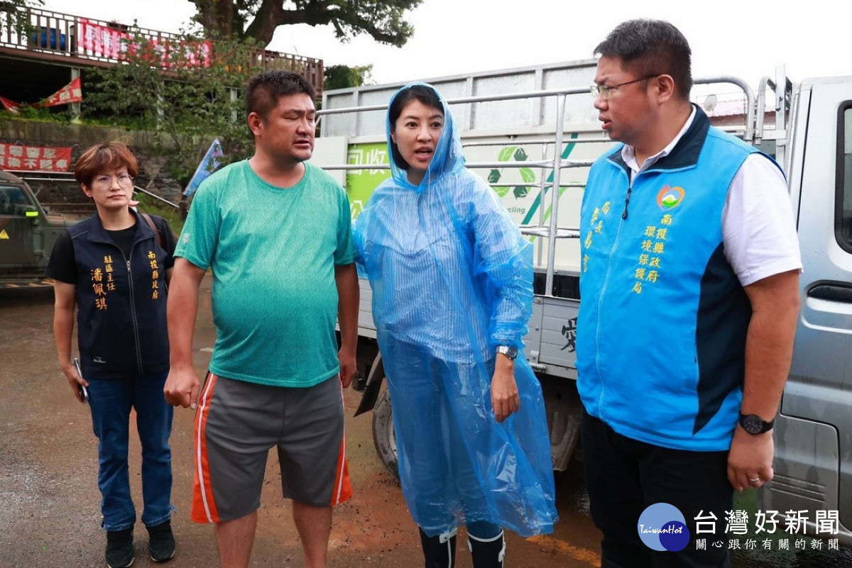 許縣長督導清消作業，感謝支援國軍及清潔隊員辛勞。（圖/南投縣府提供）