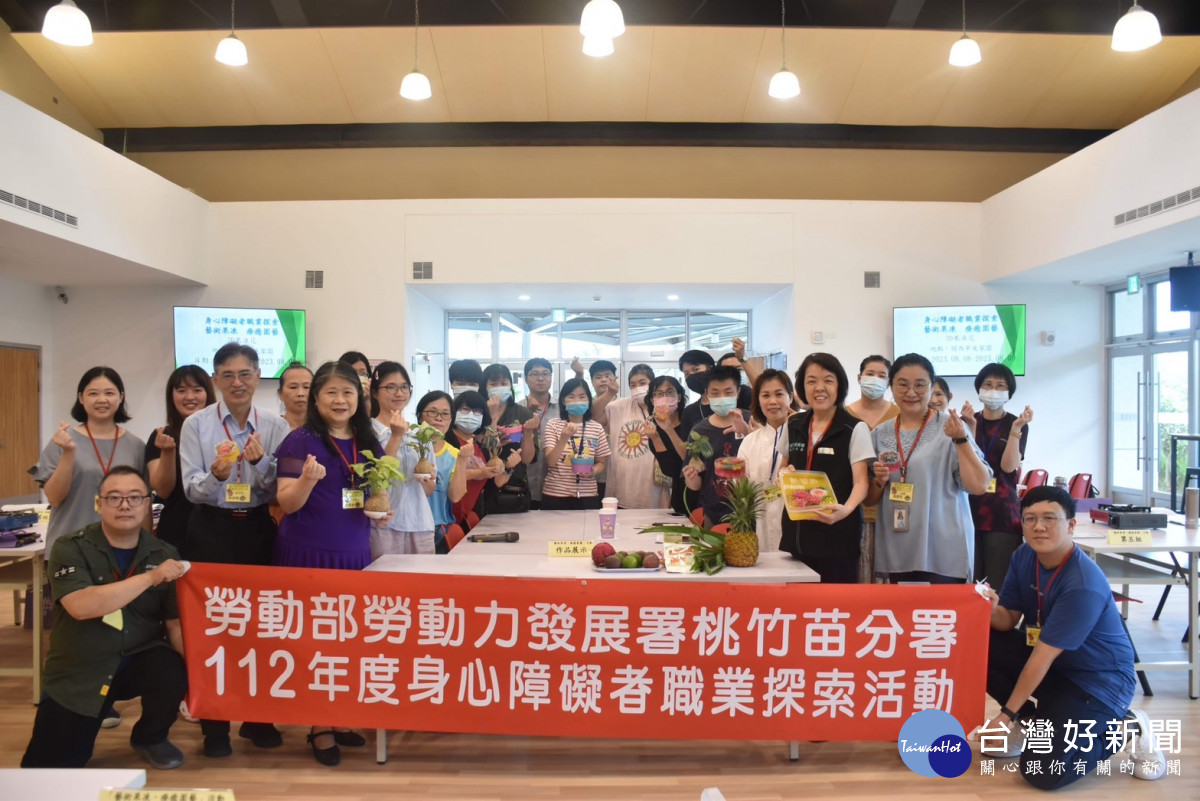 分署長林淑媛（第一排右三）及學員展示體驗成品。