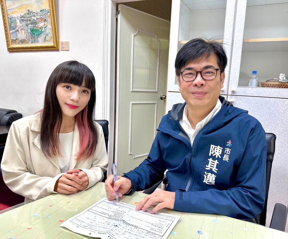 高雄市議員黃捷在臉書貼出找高雄市長陳其邁在入黨申請書上簽名的照片。翻攝黃捷臉書