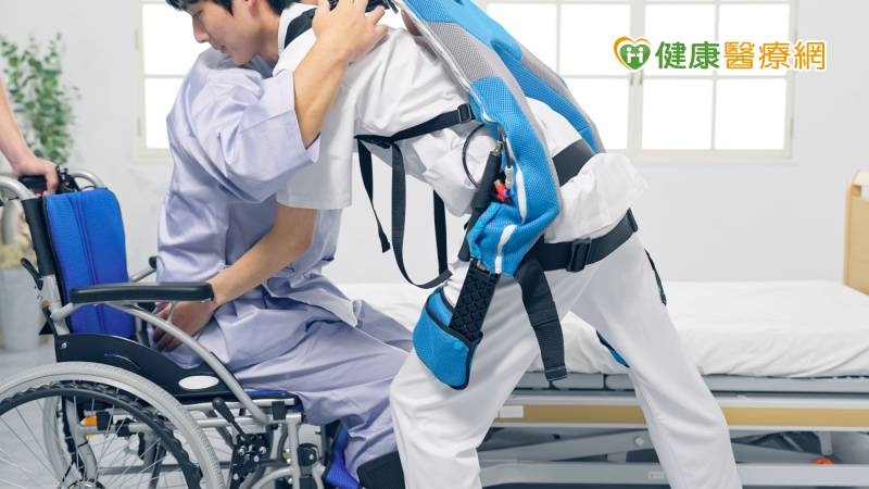 翁中風無力照顧50隻流浪狗 「外骨骼機器人」復健助攻