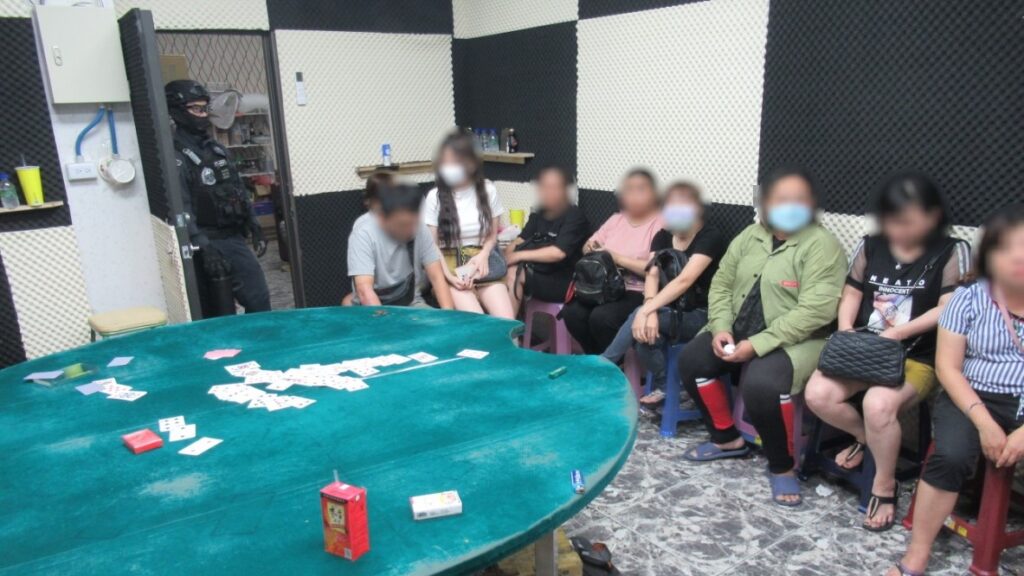 ▲圖說:賭徒們見大警方破門紛紛倉皇逃竄,不過還是全數被找出來 (圖/台中市政府提供)