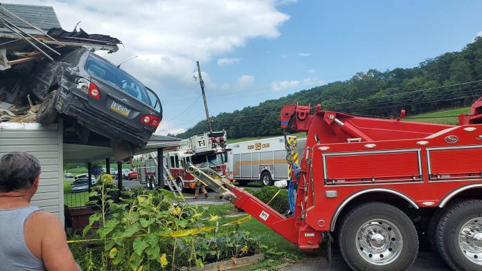 怎麼撞的?美國賓州有汽車如「玩命關頭」 離奇飛撞民宅二樓 56 Junction Fire Company4 | 國際 國際 記者爆料網