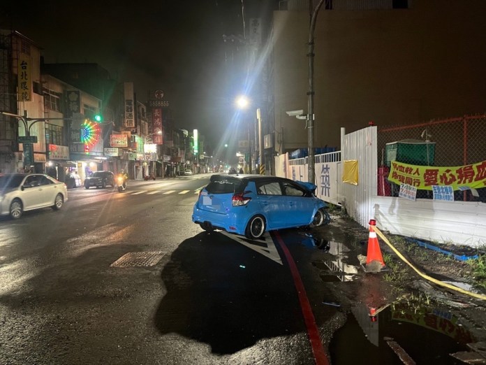 (撞擊片) 自小客追撞停等紅燈機車 酒駕男爛醉倒地 騎士慘死 66 39F1B9B9 8F7F 4831 A225 758C8F467612 | 社會 社會 記者爆料網