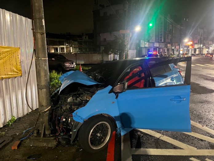 (撞擊片) 自小客追撞停等紅燈機車 酒駕男爛醉倒地 騎士慘死 68 11A621E6 30B1 4FC1 9E34 26BB5EFAAFA0 | 社會 社會 記者爆料網