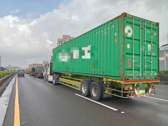 1發生4輛大型車相撞連環車禍，其中1輛是貨櫃車。民眾提供 1 | 社會 社會 記者爆料網