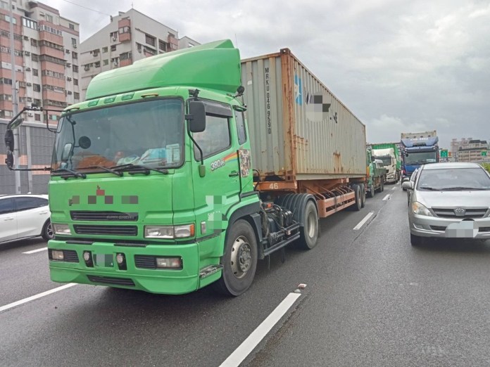 4輛大型車連環車禍造成車流回堵。民眾提供 | 社會 社會 記者爆料網