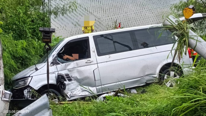 國道1聯結車與廂型車擦撞 兩車衝落邊坡釀4傷 65 4人受傷。民眾提供 | 社會 社會 記者爆料網