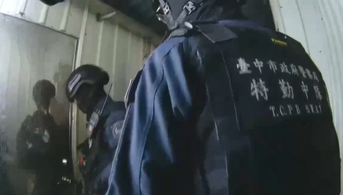 (維安特勤中隊帶頭攻堅查獲賭場片)歇業KTV暗藏「妞妞」賭場 警逮30餘名賭客越南籍佔22人 69 | 社會 社會 記者爆料網