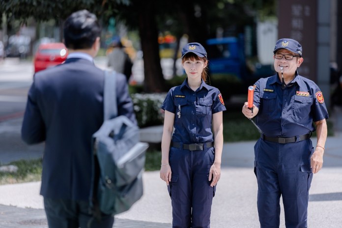 許效舜化身台中波麗士 宣導交通安全停讓觀念 62 | 生活 生活 記者爆料網