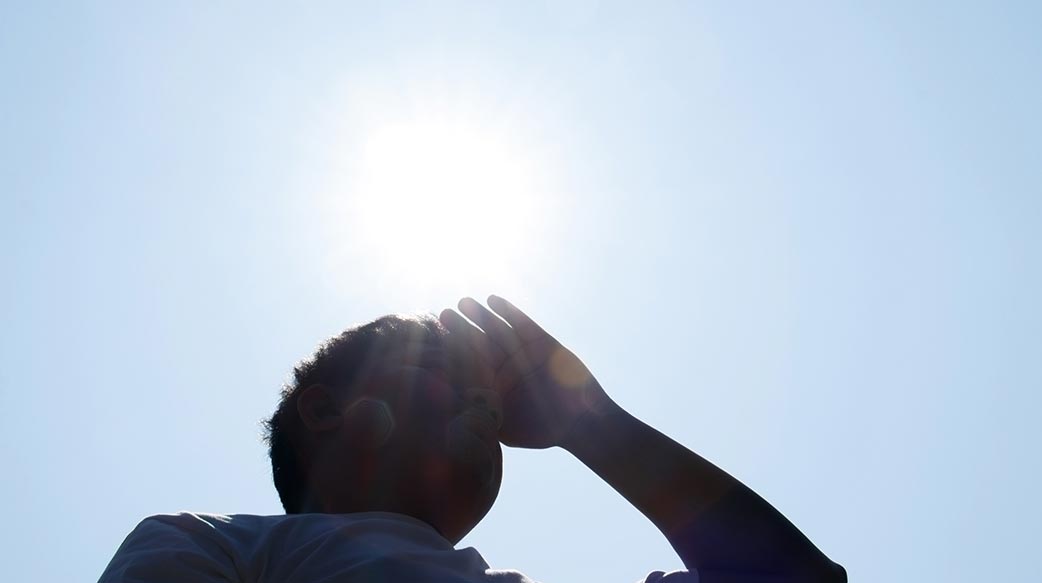 熱 行程 陽光 攻擊 太陽 女人 人 人 夏天 疾病 溫度 發燒 衰竭 水化 天空 熱 射線 病 汗 曬斑 人的 波 藍色 光 關懷 護膚品 概念 男人 皮膚 黃褐色 輻射 激烈 防曬 煙霧 水 瓶 毛巾