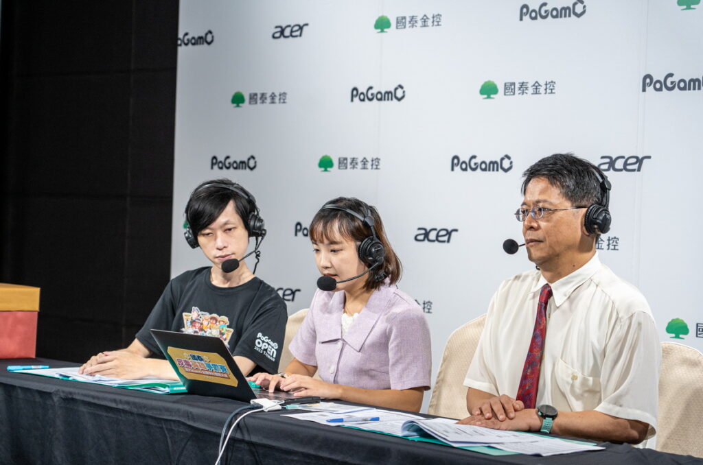 本屆賽事特別邀請知名Ytuber鬼鬼(左)、PaGamO賽評Gloria(中)與台師大郭鐘隆教授(右)現場轉播精彩賽事!現場解說賽況與不同隊伍的迎戰策略。
