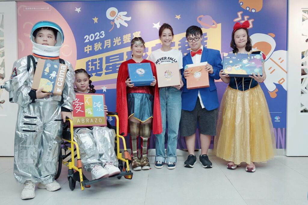 化身為星球寶寶的唐寶寶與身心障礙者與公益大使合照