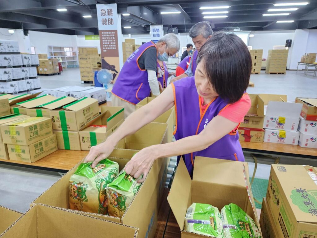 安得烈啟動即時援助，與志工隊一起包裝安心食物箱送往南投。