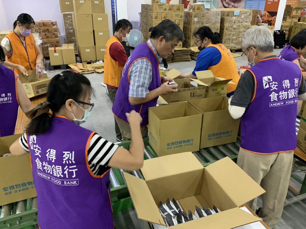 安得烈啟動即時援助，與志工隊一起包裝安心食物箱送往南投。