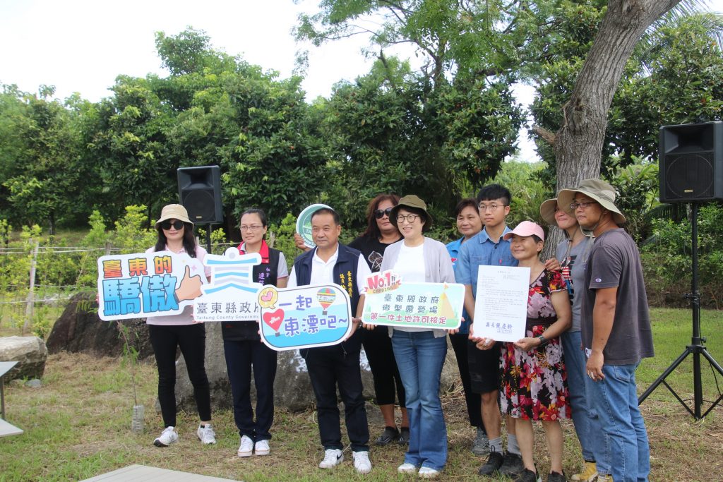 饒慶鈴特別前往長濱鄉真柄部落現地頒發核函函。(圖/台東縣政府提供)
