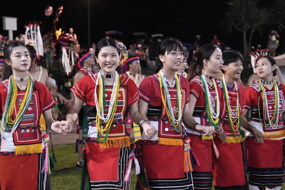 花蓮原民部落豐年祭登場 徐榛蔚與族人牽手共舞 278 花蓮原民部落豐年祭登場 徐榛蔚與族人牽手共舞 277