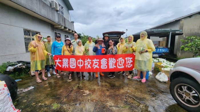嘉市大業國中校友會 冒雨送愛心