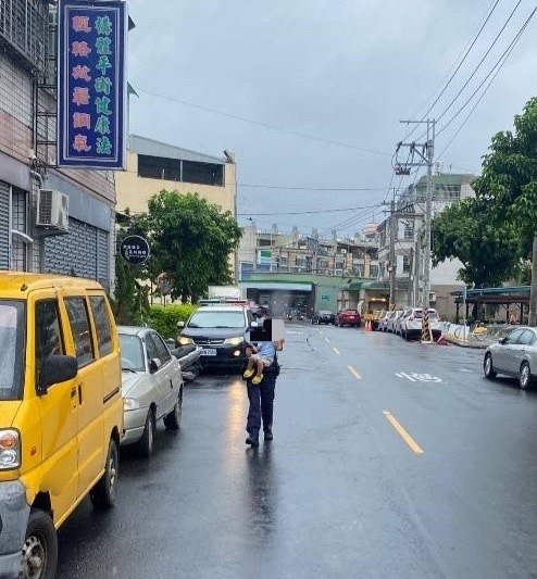 成功所暖警劉建佑趕緊抱起2歲幼童，險象環生脫離險境功不可沒。（圖/記者江雁武翻攝）