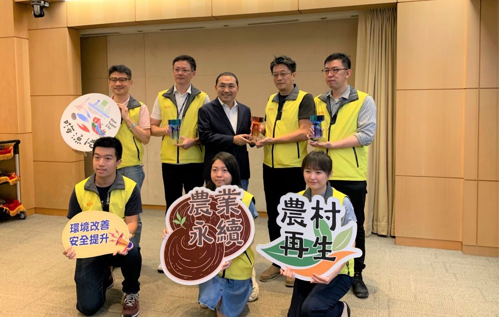 《圖說》2023國家卓越建設獎新北市政府共計獲得29個獎項,為北台灣獲獎數最多縣市,今日在市政會議獻獎,與市長侯友宜分享榮耀,後排左一農業局長李玟。〈農業局提供〉