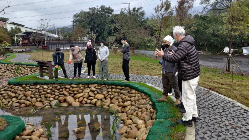 《圖說》忠寮社區魚菜共生景觀工程修築緩坡作為生態廊道,打造生態教育場域,並提供民眾友善乾淨的觀察步道,協助地方社區發展生態觀光。〈農業局提供〉