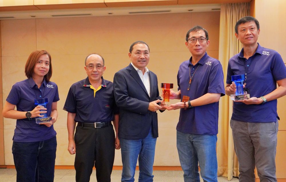 《圖說》新北治水創佳績+2023勇奪國家卓越建設獎6大獎市政會議獻獎與市長合影(右二)王忠賢科長、(右一)林俊宏正工程司、(左二)水利局長宋德仁、(左一)游蕙綾正工程司。〈水利局提供〉