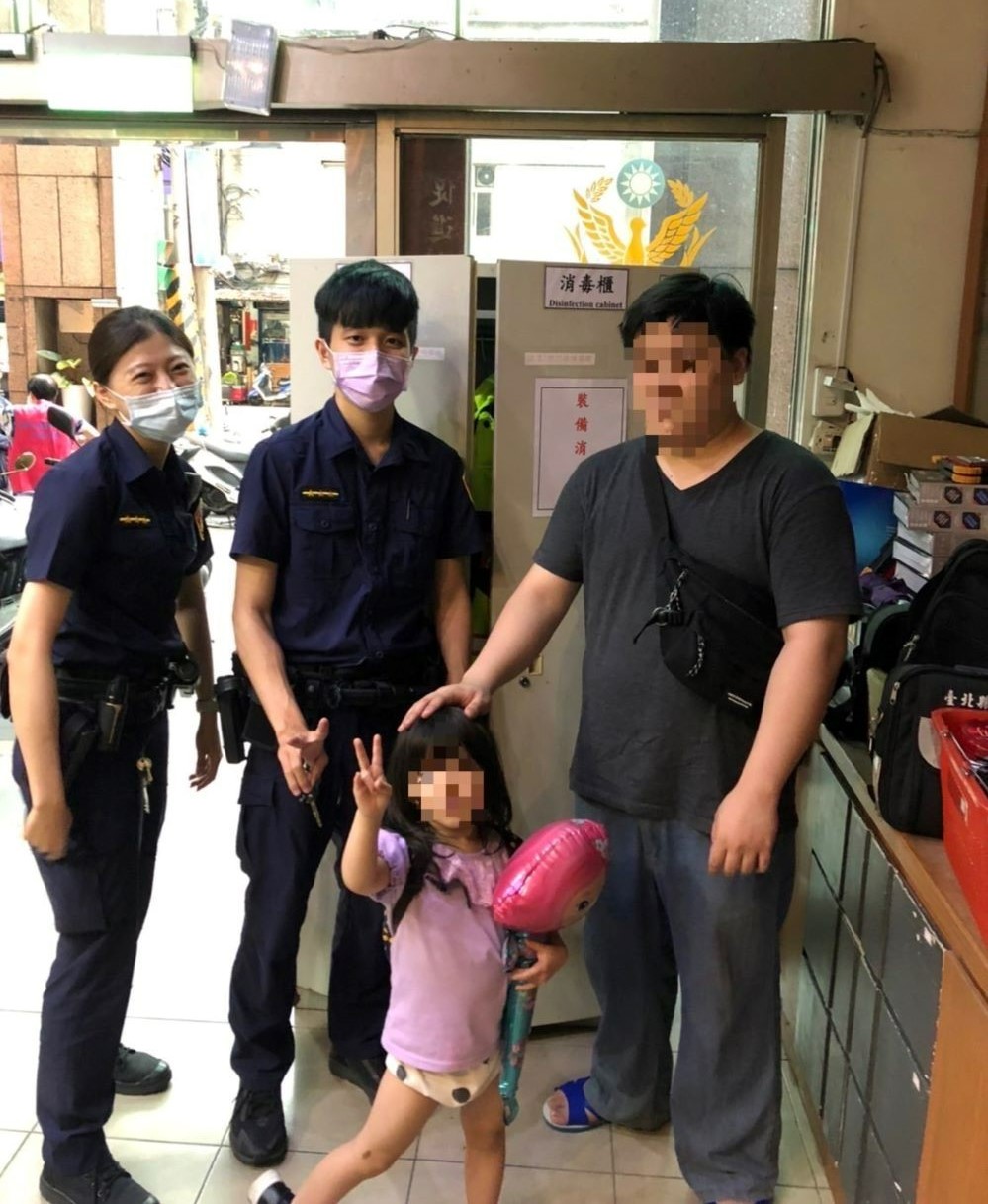 5歲童迷途 中和警與熱心網友助返家