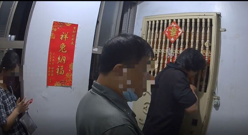 《圖說》警員獲報前往查看,敲門後依然無人回應,發覺有異立即聯繫里長及鎖匠前來破門。〈永和分局提供〉