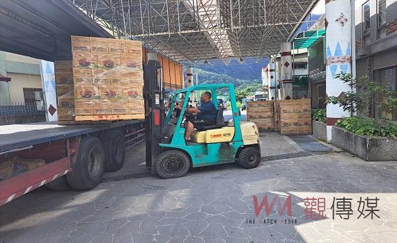 台灣善種子義工團募集飲用水及麵包,號召30台皮卡車挺進廬山,送愛到災區!