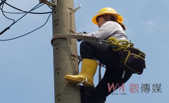 台電女力登桿作業不讓鬚眉　汰換老舊配電設備穩定供電