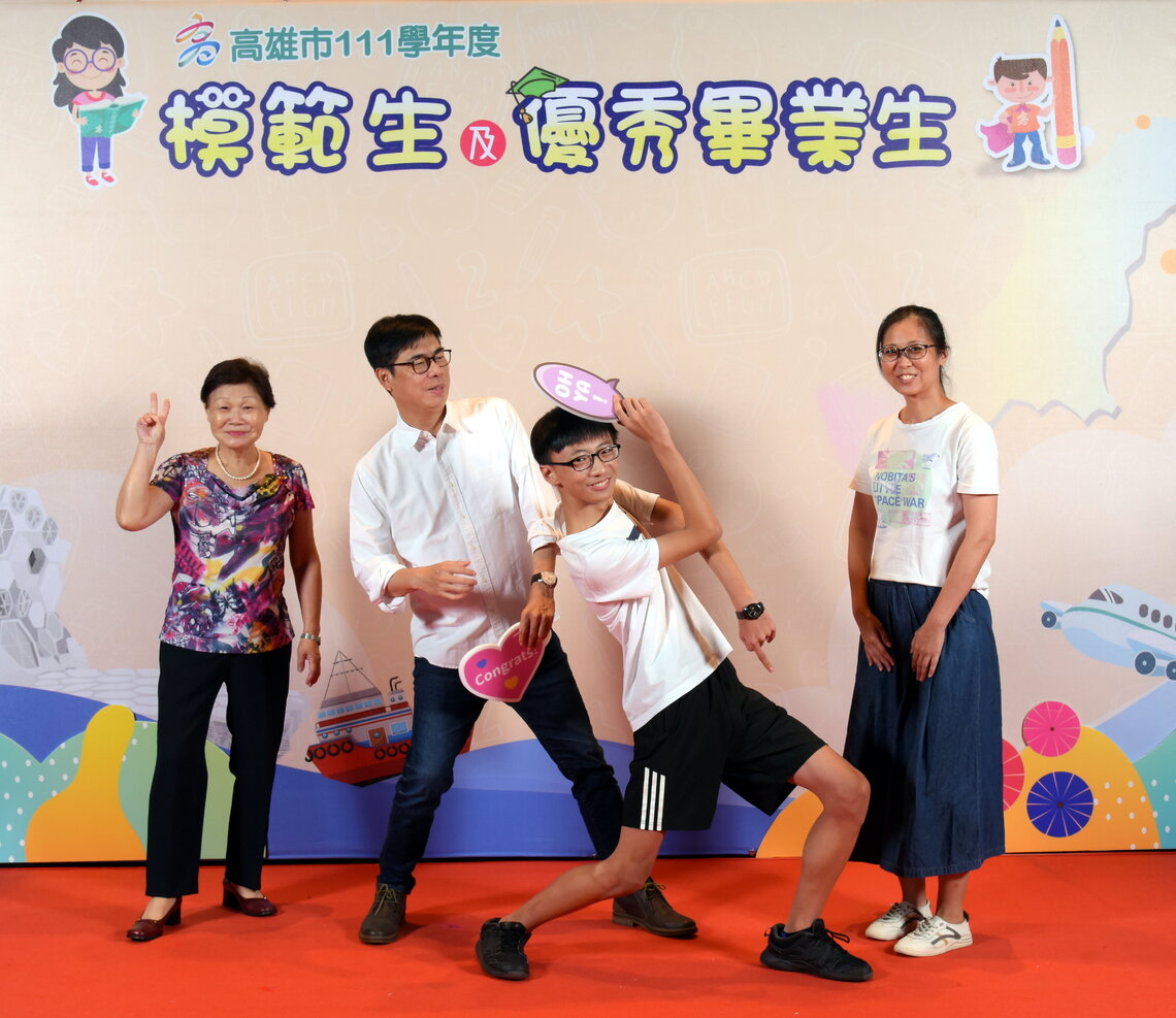 漾新聞|模範生抗癌、穿國武術服、帶拳擊手套與市長陳其邁合影
