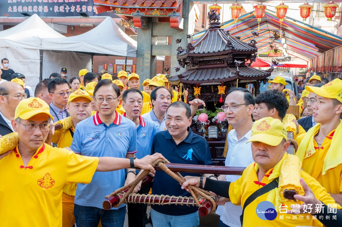 桃園市長張善政參加「恭祝關聖帝君1864周年聖誕遶境起駕」典禮,與在地社頭遶境祈福