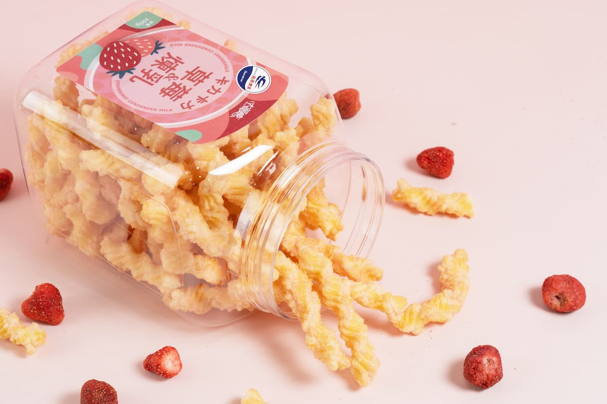 大眼蝦的草莓煉乳卡力,酥脆口感結合好滋味,讓人一口一口吃不停。(圖/大眼蝦)
