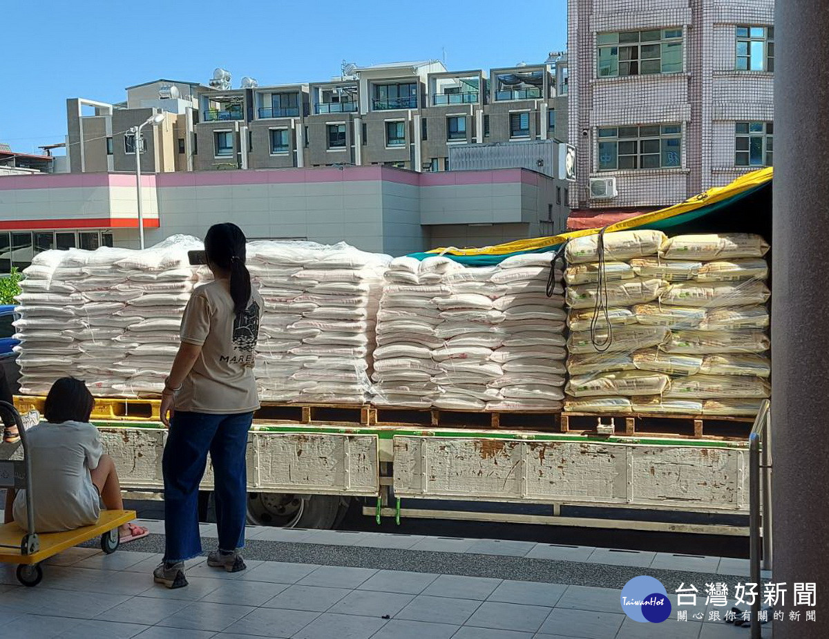 大批物資被送往災區,縣府決暫停受贈期合理分配。(民眾提供)